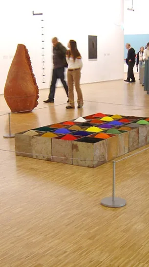 Fekete múzeumi kordonoszlop