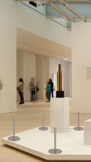 Króm múzeumi kordonoszlop